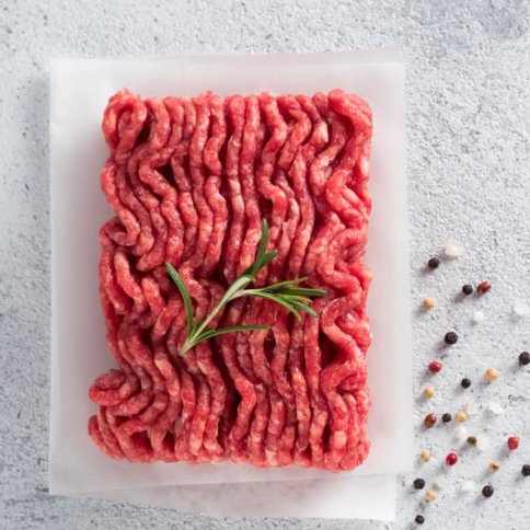 Organic grass-fed minced beef with 20% fat content, vacuum-sealed in 500g package, frozen for freshness