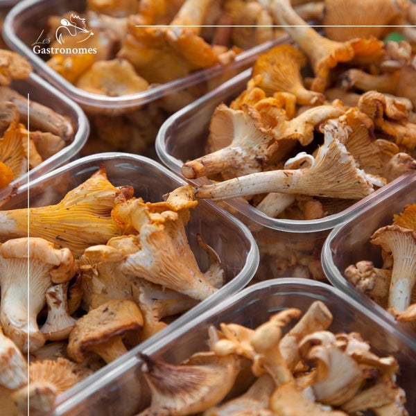 Fresh golden-brown girolles mushrooms, 200g package, perfect for gourmet cooking and rich in flavor and nutrients.