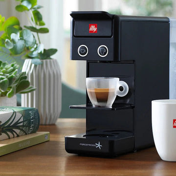 Machine à café Y3.3 iperEspresso noire compacte pour préparer un espresso italien parfait à la maison ou au bureau
