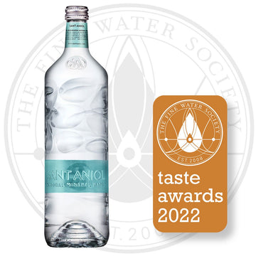 Sparkling mineral water by Sant Aniol in 24 glass bottles of 330ml, perfect for refreshment and hydration