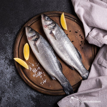 Bar de ligne sauvage frais sur glace, poisson entier de 1.2kg prêt pour la cuisine, photographié en haute qualité